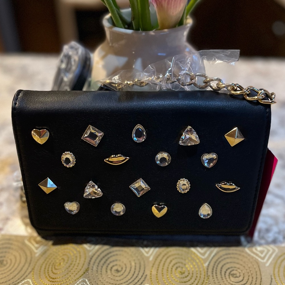 NWT Betsey Johnson Women's Black XOSYBIL GEMS Crossbody Bag Gold Lips Hearts